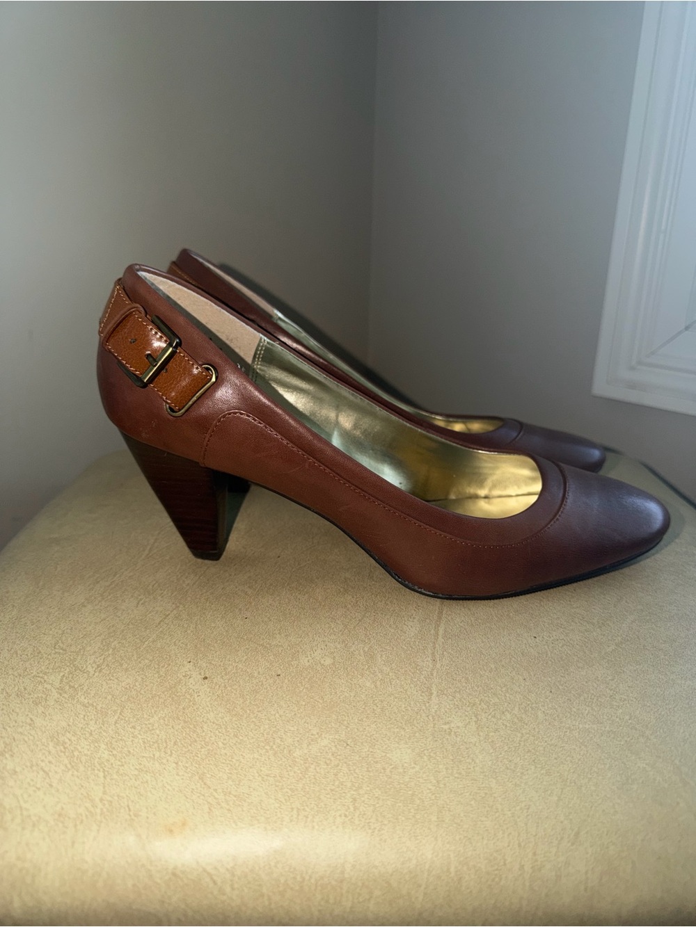 Y2K Nine & Co Brown Pumps Size 9 Career Office Heels Buckle Accent Classic